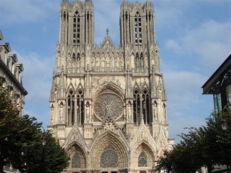 Indrukwekkende gevel van de Kathedraal Notre-Dame van Reims