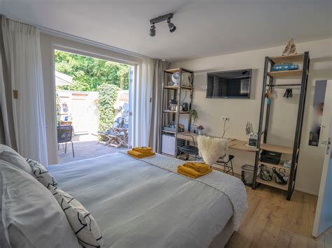 Een sfeervol ingerichte B&B kamer met uitzicht op de wijngaarden