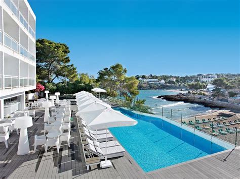 Wellnessruimte met jacuzzi en sauna in Grupotel Ibiza Beach Resort
