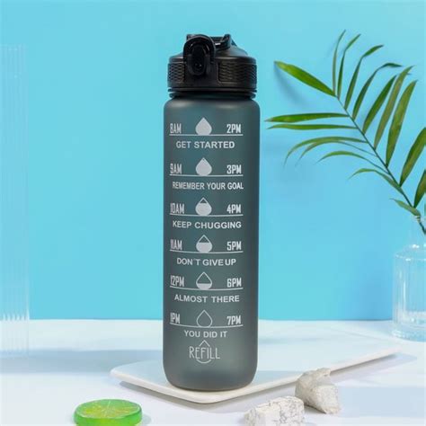 Collage van reisaccessoires: zonnebril, pet, reisgids, oordoppen, herbruikbare waterfles, packing cubes