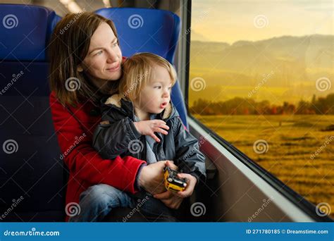 Gezin dat per trein reist