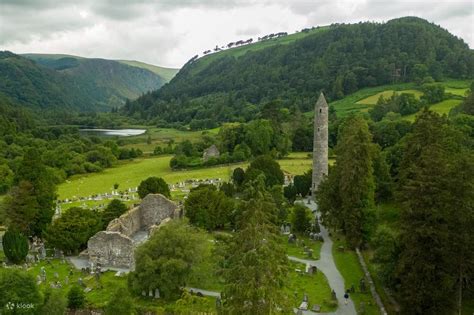 Foto van het kloostercomplex Glendalough in de Wicklow Mountains