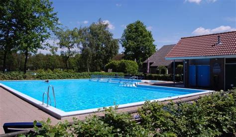 Luchtfoto van Hotel Auberge de Hilver met het buitenzwembad en omliggende natuur