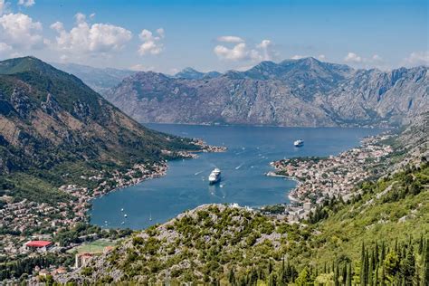 een panoramisch uitzicht over de Baai van Kotor met middeleeuwse stadjes en azuurblauwe zee