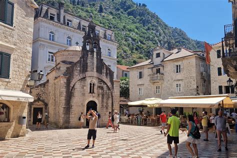 de oude stad van Kotor met zijn middeleeuwse muren en de baai op de achtergrond