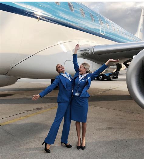 Illustratie van een stewardess in een vliegtuig, met op de achtergrond een stadspanorama van Buenos Aires.