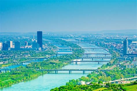 Panorama van Wenen met de Stephansdom en de Donau