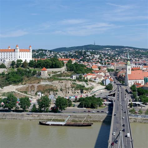 Uitzicht vanaf het UFO-observatiedek over Bratislava