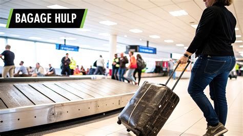 Illustratie van een beschadigde koffer met een Vueling medewerker die een rapport opstelt.