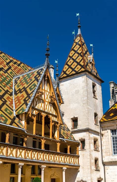 Gezellig straatje in het centrum van Beaune met traditionele Franse architectuur