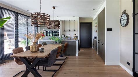 Impressie van de sfeervolle woonkeuken van Geurkinkhuisje met lange eettafel