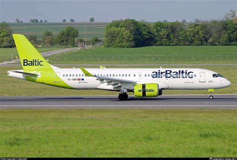 Diagram van een Airbus A220-300 met de kenmerkende lijnen van Air Baltic