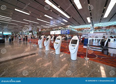 Foto van self-service check-in kiosken op de luchthaven