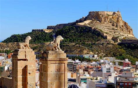 Uitzicht vanaf Castillo de San Fernando over Alicante