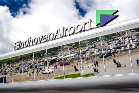 Eindhoven Airport met bushalte en parkeerplaatsen