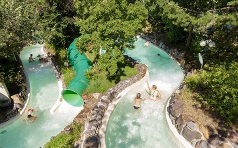 Wildwaterbaan met raftboten in een tropische setting
