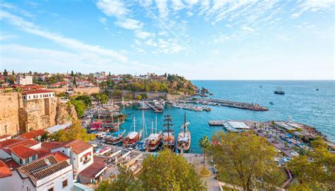 foto van de kustlijn van Antalya met een historisch fort