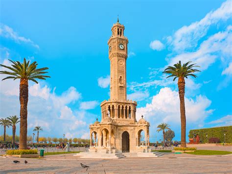 Foto's van de belangrijkste bezienswaardigheden in Izmir, zoals de Klokkentoren en de Agora.