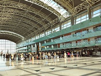 Informatieposter met de verschillende transportopties vanaf Izmir Adnan Menderes Airport.