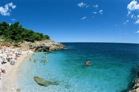 Gezin genietend van de zon op een strand in Pula