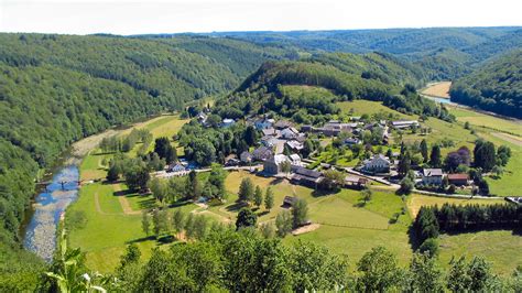 Landschap van de Belgische Ardennen met bossen en heuvels