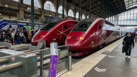 Een TGV-trein die stopt op het station van Disneyland Paris.