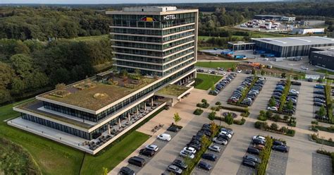 Gezinsauto geparkeerd bij een hotel langs de snelweg