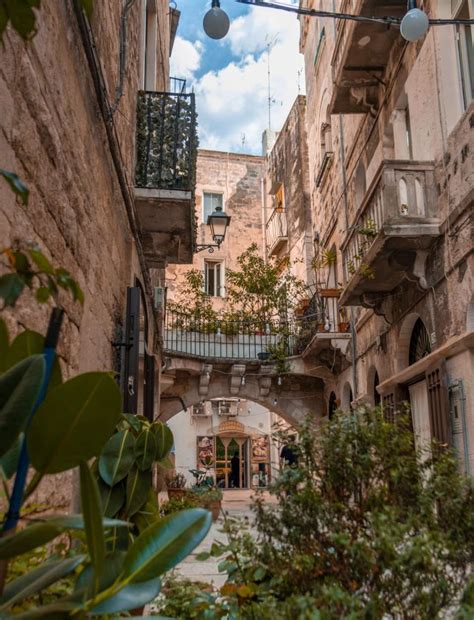 Een sfeervol straatje in het historische centrum van Bari