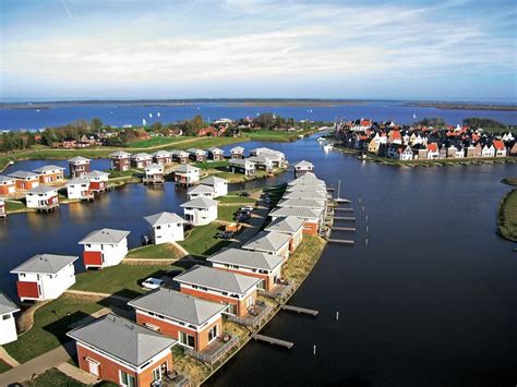 Overzicht van Landal Esonstad met de kenmerkende Oudfriese architectuur en de ligging aan het water