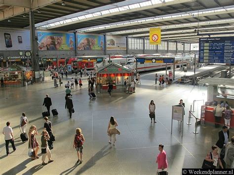 Interieur van München Hauptbahnhof met reiscentrum en winkels