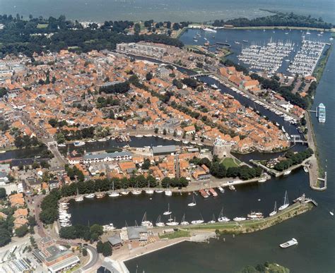 Historische haven van Enkhuizen met oude gevels