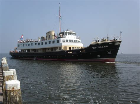 Museumschip 'De Friesland' op het IJsselmeer