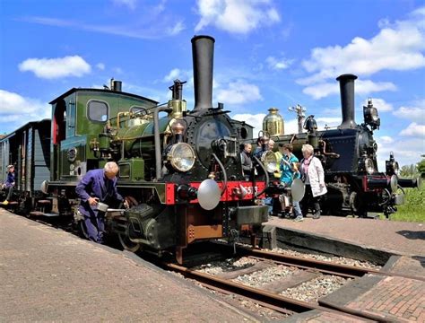 Stoomtram van Museumstoomtram Hoorn-Medemblik door het Westfriese landschap