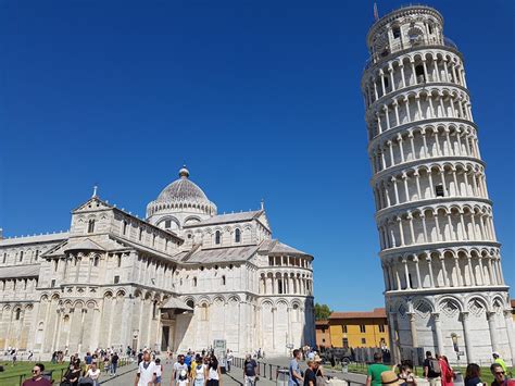 De scheve Toren van Pisa met de Duomo op de achtergrond