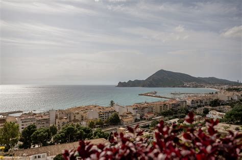 Panoramisch uitzicht op de kustlijn van de Costa Blanca met witte gebouwen en blauwe zee