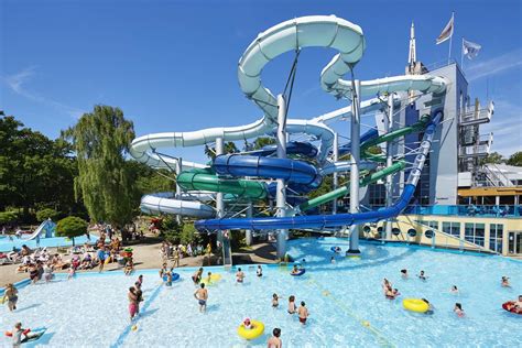 Overdekt zwembad met kinderbad en glijbaan