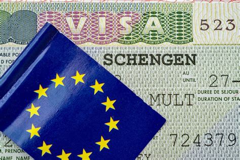 Infographic met de belangrijkste vereisten voor een Schengenvisum verzekering