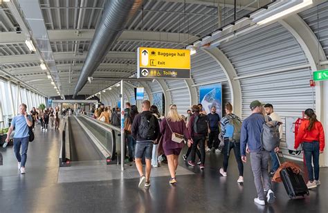 Tijdlijn met aanbevolen tijden voor aankomst op de luchthaven, inchecken en overstappen.