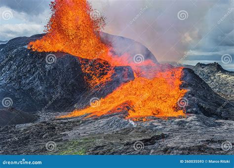 Illustratie van vulkanische activiteit in Vulcania