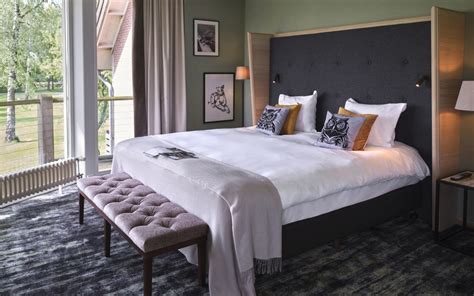 Een van de luxe suites van Terpboerderij Jannum, met een mix van antieke en moderne elementen