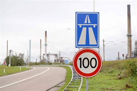 Verkeersbord in Tirana met een lage snelheidslimiet, wat de noodzaak van voorzichtigheid benadrukt.