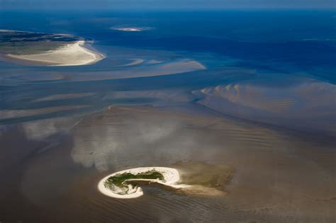 Zicht op de Waddenzee met de kustlijn en de lucht