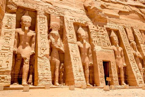 de imposante Abu Simbel tempel uitgehouwen uit de rotsen