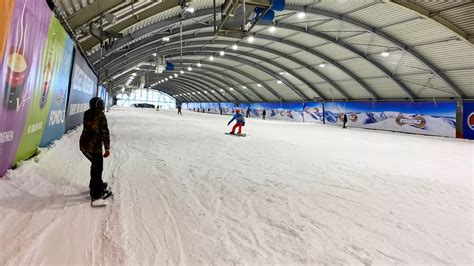 Foto van SnowWorld Zoetermeer, met skiërs op de piste.