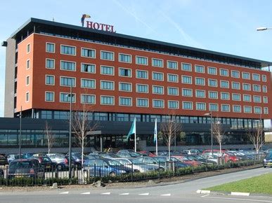 Collage van verschillende hotels in Zoetermeer.