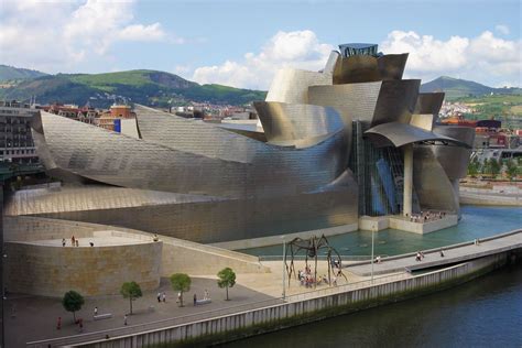 Guggenheim Museum in Bilbao met lentezon