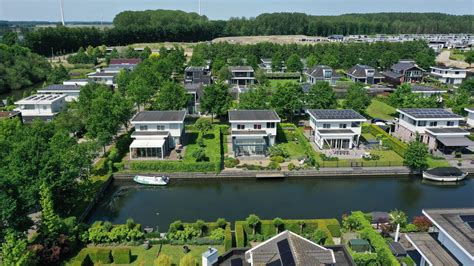 Luxe villa op een vakantiepark aan het water