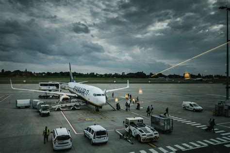Illustratie van een Boeing 737 MAX op de luchthaven, klaar voor boarding.
