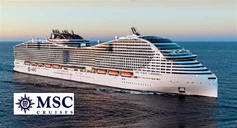 Impressie van een luxe MSC Cruises schip dat vaart in een tropische omgeving.