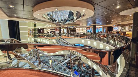 Gasten genieten van een spectaculaire show in het theater aan boord van een MSC cruiseschip.